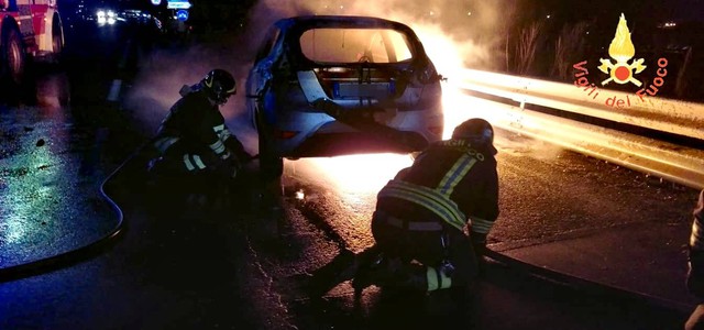 Auto in fiamme vicino svincolo per l'autostrada A2 a Lamezia