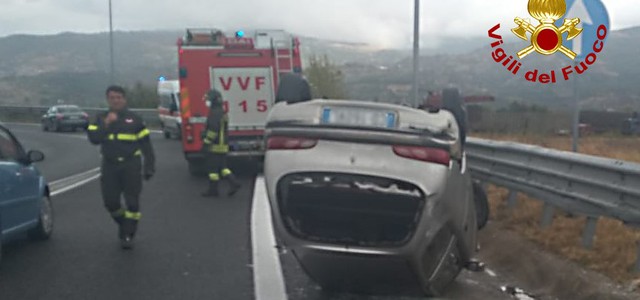 Auto si ribalta sullo svincolo di Montalto (CS)