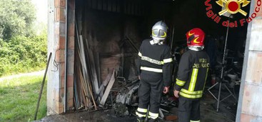 Magazzino in fiamme, provvidenziale l'allarme dei passanti
