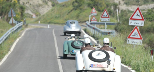 Auto perde ruota, colpito motociclista