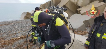 Nucleo Sommozzatori dei vigili del fuoco in cerca del disperso in mare a Catanzaro, esito negativo