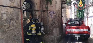 Incendio in centro storico Catanzaro, danni a portone e finestre di uno stabile