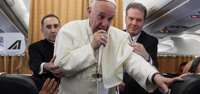 Papa Francesco torna dal Cairo: 'Su Regeni mi sono mosso'