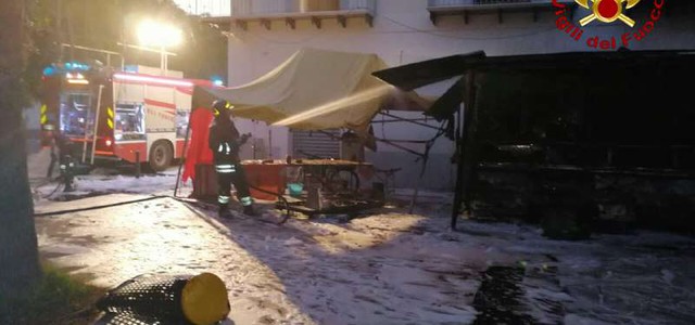 Incendio autofurgone nella notte