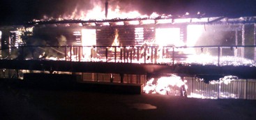 In fiamme un noto lido del catanzarese: "un vile ed inqualificabile incendio doloso" (FOTO)