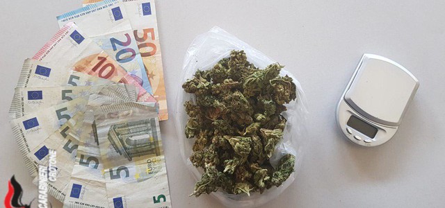 Sorpreso in auto con sostanza stupefacente, arrestato trentenne