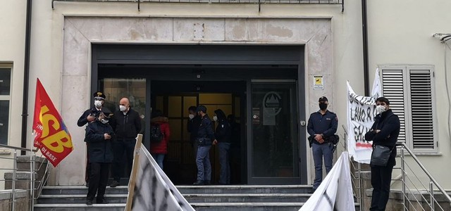 S.ANNA HOSPITAL, DIPENDENTI OCCUPANO SEDE ASP