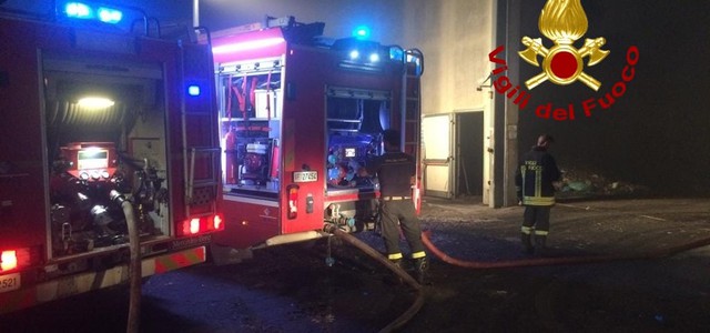 Incendio in azienda di trattamento dei rifiuti a Lamezia