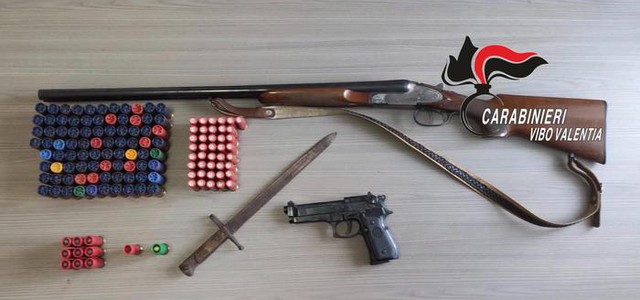 Detenzione abusiva di armi e ricettazione, un arresto ed una denuncia
