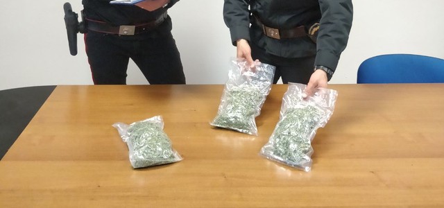 Sorpresi in auto con 300 grammi di marijuana, arrestato 30enne e denunciato minorenne