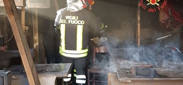 In fiamme attività commerciale a Catanzaro