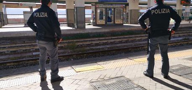 Molesta donna incinta e aggredisce agenti, arrestato