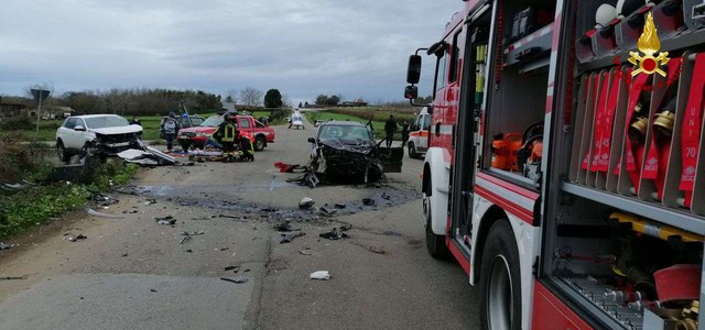 Scontro tra due auto, uno dei conducenti rimane incastrato nella vettura