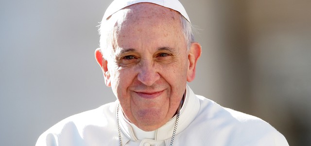 Il Papa battezza 28 bimbi nella Sistina. Loro piangono, Francesco: "È iniziato il concerto"
