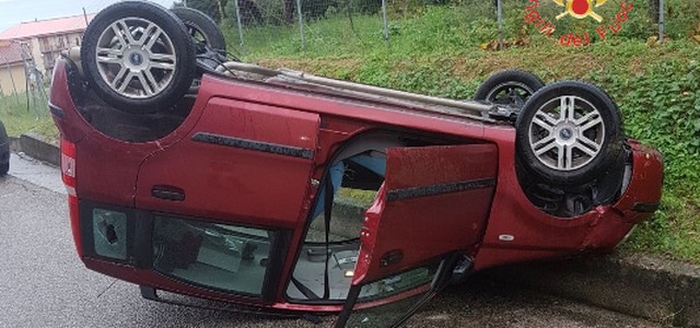 Auto si ribalta, ferita una donna