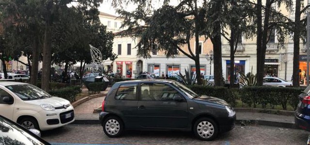 Catanzaro, panchine restaurate ai Giardini Green su corso Mazzini