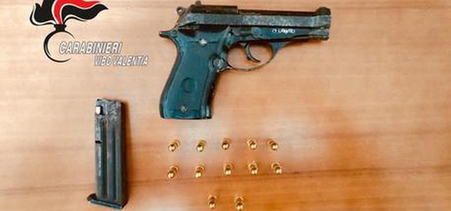 Pistola nascosta in casa, arresto minore
