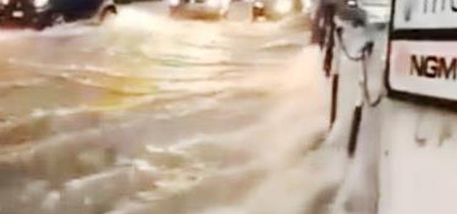 Maltempo a Catanzaro, nubifragi e strade invase dall'acqua (VIDEO)