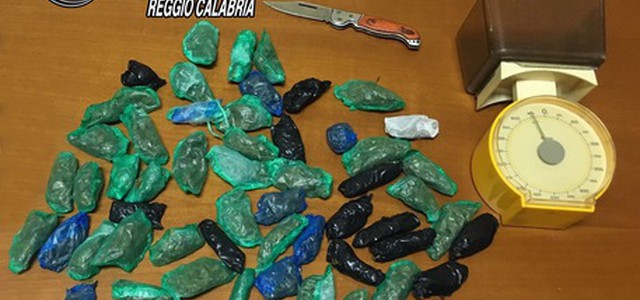 Nascondeva droga in casa, arrestato