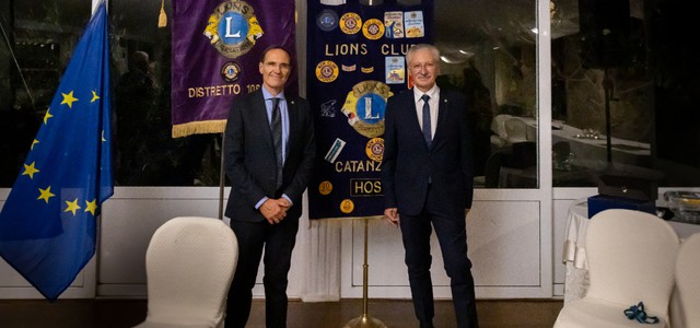 Lions Club Catanzaro Host, passaggio della campana da Giuseppe Raiola ad Antonio Scarpino