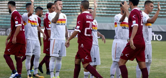 Reggina-Catanzaro, risse e petardi: ammende e squalifiche 