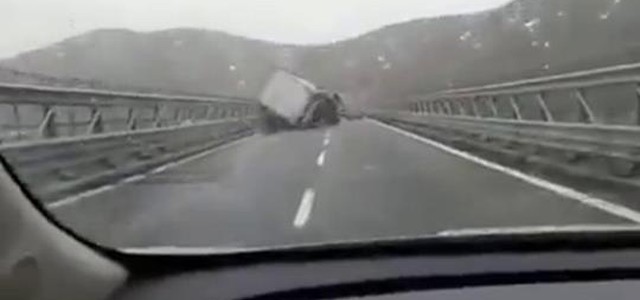 Maltempo, mezzi pesanti ribaltati dalle raffiche di vento sulla A2