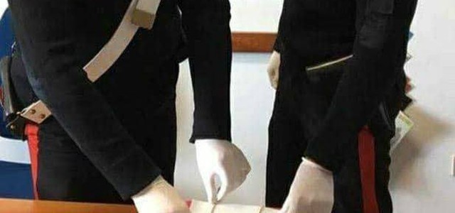 Rubano in appartamento e fuggono in auto, carabinieri bloccano ladri e recuperano il bottino