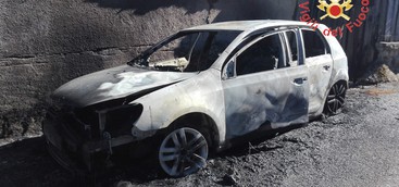Auto in fiamme nel Catanzarese, nessuna ipotesi esclusa (FOTO)