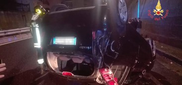 Auto si ribalta su Viale De Filippis, tre giovani con lievi ferite
