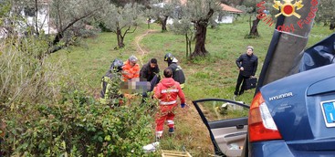 Auto finisce fuori strada e va a sbattere contro un palo, ferito un uomo (FOTO)