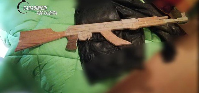 'Ndrangheta - trovato a casa di un affiliato mitra giocattolo da regalare al nipote