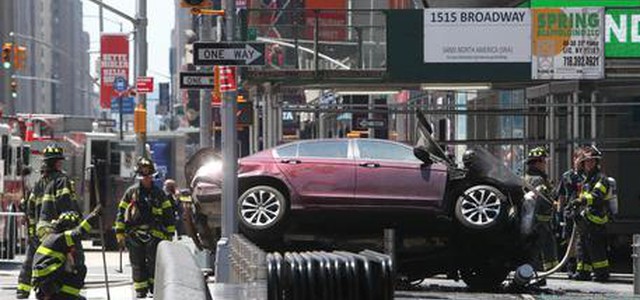 New York, auto contro pedoni sul marciapiede a Times Square: un morto e 13 feriti