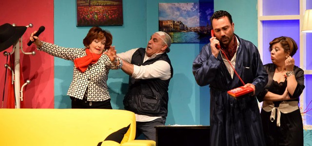 Tante risate, bugie a non finire e numerosi colpi di scena. Tutto questo è “Taxi a due piazze”
