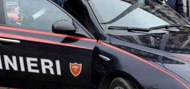 Strappano collana da collo anziana, presi