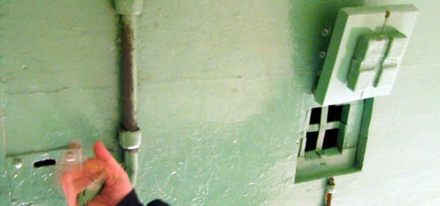 Cede anta finestra carcere, ferita agente