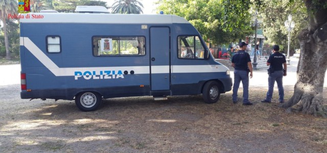 Rubavano in bar, sorpresi dalla Polizia