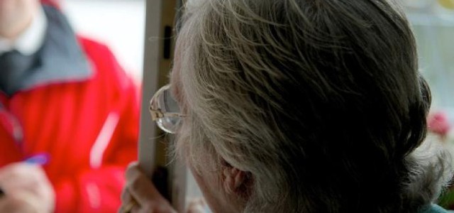Allarme truffa agli anziani: "Siamo medici, veniamo a farle il tampone per il coronavirus"