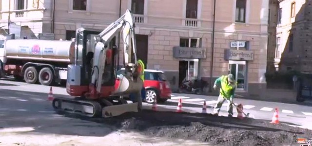 Acqua in centro, tecnici al lavoro per ore: "E' stata dura, ma ce l'abbiamo fatta" (VIDEO)