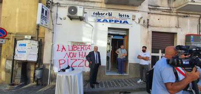 Costretto a chiudere per pizzo, riapre attività