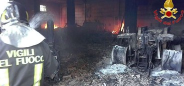 Incendio a un deposito di automezzi e attrezzi agricoli