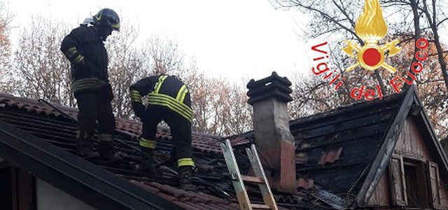 Fiamme in canna fumaria, si incendia un tetto a Torre di Ruggiero