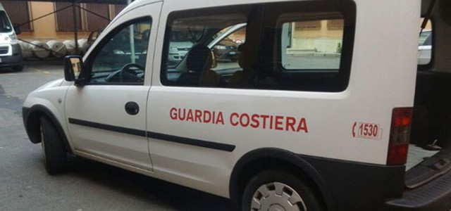 Raccoglie ricci di mare in periodo vietato, multa e sequestro