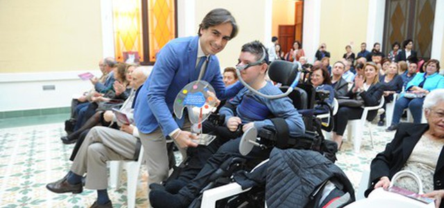 Falcomatà premia il giovane artista poliedrico Daniele Chiovaro