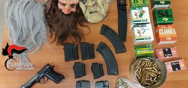 Picchia moglie e figli, in casa pistola clandestina: in manette per maltrattamenti