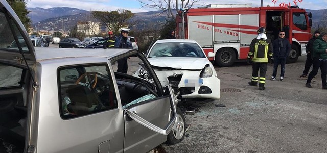 Lamezia, scontro tra vetture. Un ferito