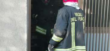 Incendio all'interno di un esercizio commerciale