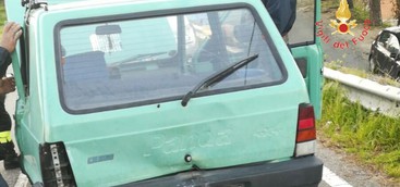 Scontro tra due auto nel Catanzarese: tre feriti, uno grave