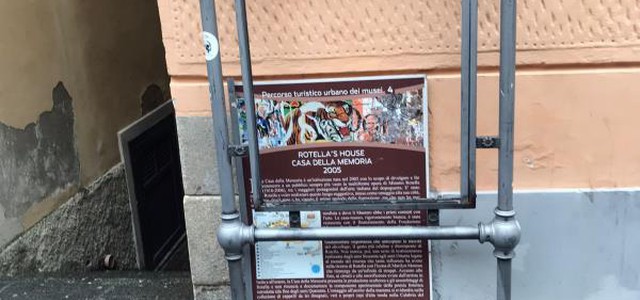 La targa di Mimmo Rotella a terra "come un rifiuto": la denuncia di Fare per Catanzaro