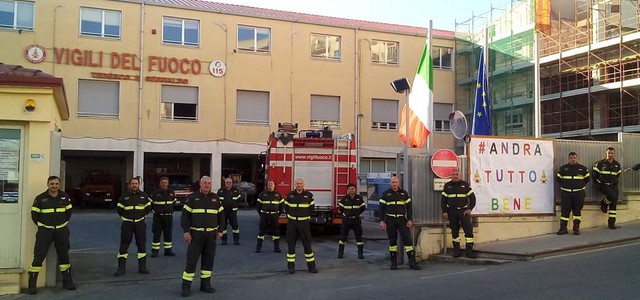 FOTONOTIZIA: Anche i Vigili del Fuoco di Catanzaro mandano un messaggio di speranza