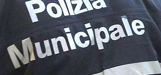 Squarciate gomme ad auto comandante vigili nel cosentino